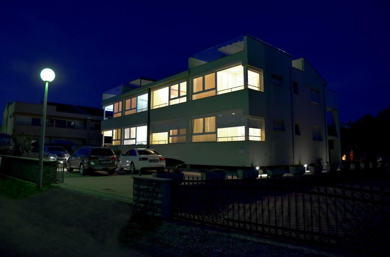 Apartments Laura 1 Привлака Экстерьер фото
